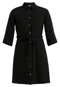 Zwarte overhemdjurk met een kraag, twee borstzakken, driekwartmouwen en een ceintuur in de taille. Gladde stof met metalen knoopaccenten.