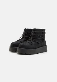 Bottes de cheville en daim noir avec une surface texturée, dotées de lacets noirs, d'un col rembourré et d'une semelle en caoutchouc épaisse pour une meilleure adhérence.