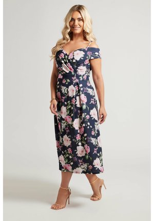 Floral wikkeljurk van marineblauwe stof, met roze en witte rozen. Off-the-shoulder ontwerp, slim gehaalde taille en midi-lengte met een vloeiende silhouet.