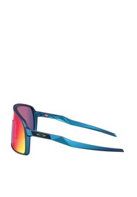 Occhiali da sole blu con un design angolare elegante e lenti riflettenti arcobaleno. Presentano un accento nero testurizzato sulla montatura. Materiale leggero.