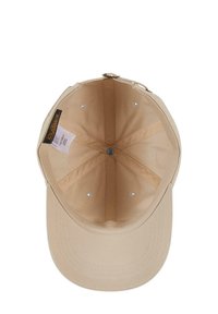Cappello beige con visiera strutturata, in tessuto di cotone, con fascia interna assorbente e occhielli di ventilazione. Presenta un'etichetta cucita all'interno.