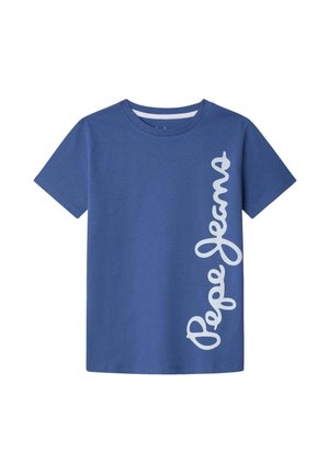 Niebieska koszulka z krótkim rękawem z napisem "Pepe Jeans" napisanym pionowo białą kursywą po prawej stronie z przodu.