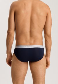 Boxer da uomo blu navy realizzati in morbido tessuto, con un elastico grigio in vita con un branding discreto e una vestibilità comoda.
