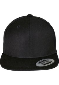 Must zwart snapback müts, mille sirge visoriga, valmistatud tekstuurse välimusega kangast. Omab ümmargust tipust ja eemaldatavat kleebist äärel.