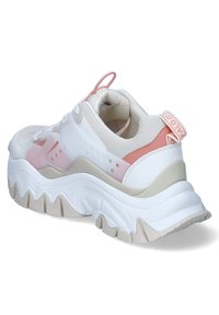 Tossud, millel on tugev disain, koos valgete, beežide ja helesiniste sünteetiliste materjalidega; tekstureeritud aktsentide ja paksu, lainelise tallaga.