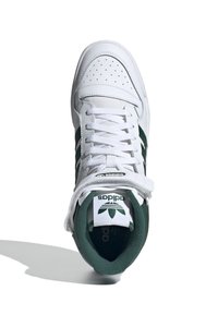 Hvide højtop sneakers lavet af læder med grønne accenter, perforeret tå og flade hvide snørebånd. Har en struktureret tunge og branding på hælen.