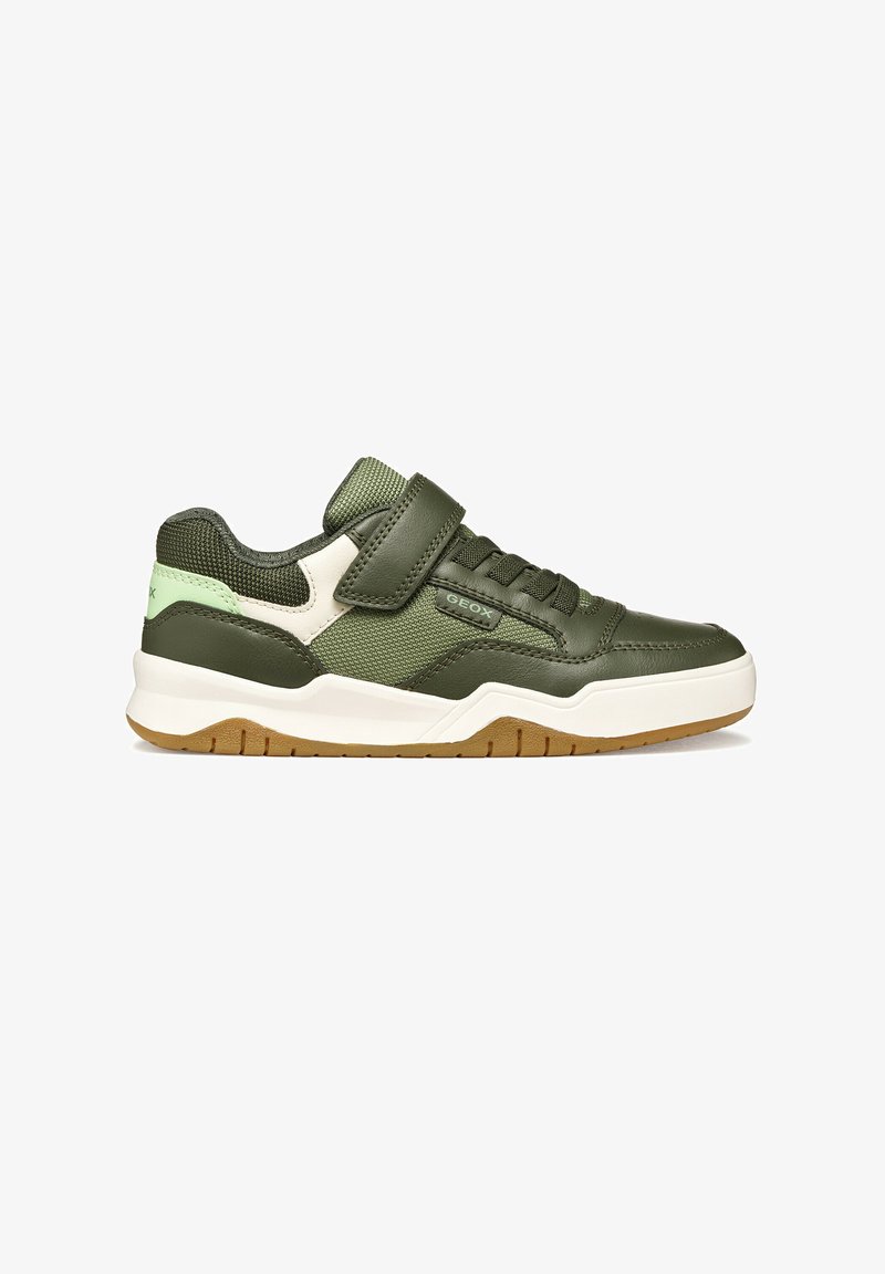 Baskets vertes en cuir et mesh, dotées d'une bride en Velcro, de lacets et d'une semelle blanche rembourrée. Accentuées de vert clair et de beige.