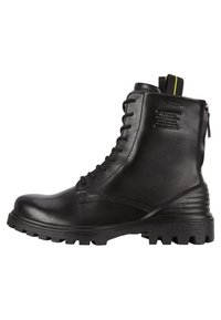 Botas de cuero negro hasta el tobillo con suela rugosa, que cuentan con cordones en la parte delantera, cremallera lateral y un tirador amarillo en contraste. Acabado texturizado.