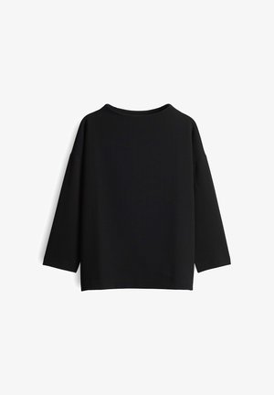 Zwarte langemouwen crewneck trui met een relaxte pasvorm en een subtiele textuur, vlak op een witte achtergrond weergegeven.