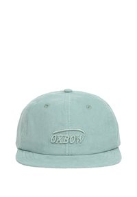 Casquette en velours côtelé vert menthe avec une visière plate, logo "OXBOW" brodé, design à six panneaux et œillets cousus pour la ventilation.