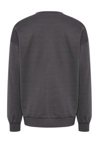 Grå sweatshirt i mjukt material med rund halsringning, långa ärmar och ribbade muddar. Inga synliga logotyper eller mönster.