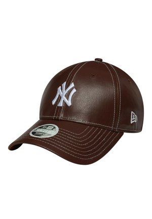 Cappello da baseball in pelle marrone con logo ricamato bianco, cuciture a contrasto e visiera curvata. Presenta occhielli di ventilazione sulla corona.