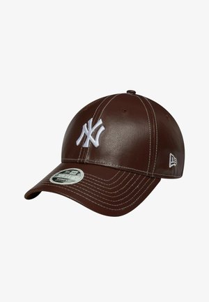 Gorra de béisbol de cuero marrón con logotipo bordado en blanco, costuras de contraste y visera curva. Presenta ojales de ventilación en la corona.
