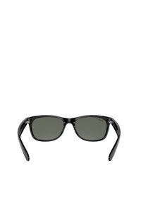 Occhiali da sole neri in plastica con montatura rettangolare e lenti grigio scuro. Presentano una superficie liscia, stanghette curve e una leggera marcatura sul lato.