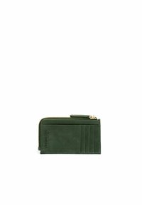 Groen leren portemonnee met ritssluiting, vier kaartvakken, een gladde textuur en een reliëflogo-opdruk aan de voorkant. Accenten in gouden hardware.