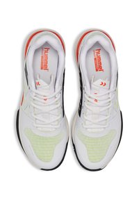 Baskets de sport blanches avec des panneaux en maille verte et noire, des accents orange et des lacets blancs. Comprend une semelle texturée pour une meilleure adhérence.