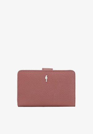 Różowy skórzany portfel z teksturą, z małym srebrnym emblematem ptaka umieszczonym na przodzie i zapięciem na klapkę u góry.