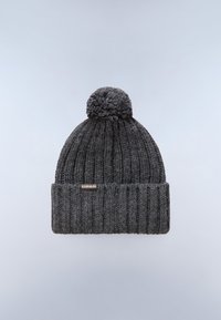 Šedý pletený čepice s ribben designem, s bambulí nahoře a malou kovovou nálepkou na přední straně. Měkká textura, střední tloušťka.