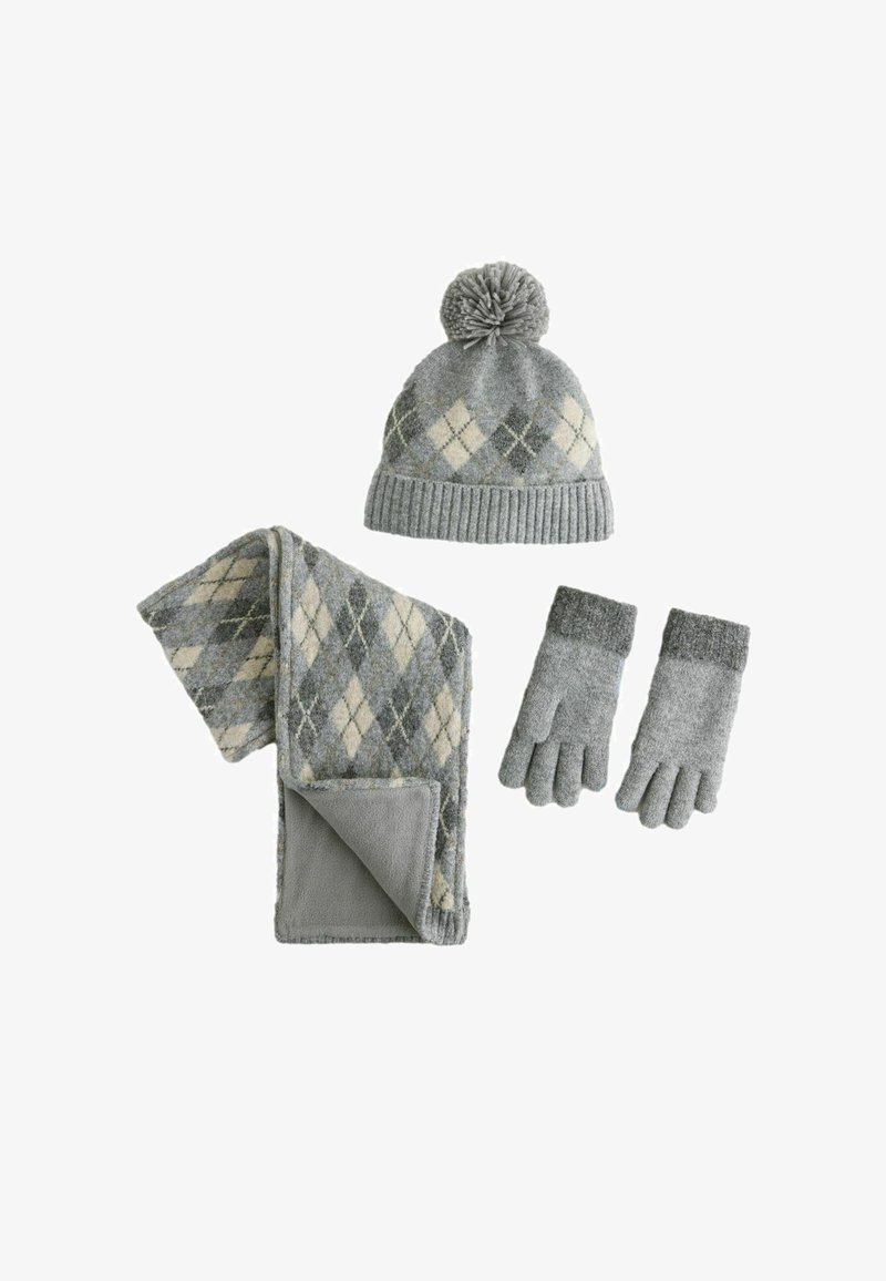 Ensemble d'hiver gris avec bonnet à pompon, écharpe à motif losange et gants gris unis disposés sur fond blanc.