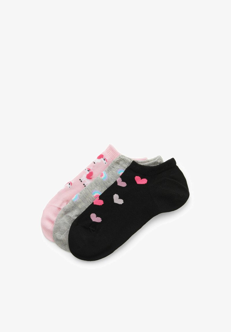 Trois paires de chaussettes basses superposées sur fond blanc : une noire avec des cœurs roses et violets, une grise avec des arcs-en-ciel, et une rose avec des flamants roses.