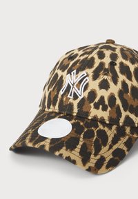 Baseball kapa s uzorkom leoparda, izrađena od žoržeta. Sadrži izvezeni bijeli logo, zakrivljen vizir i okruglu naljepnicu na rubu.