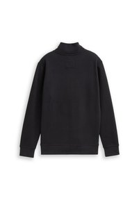 Schwarzer Pullover mit hohem Kragen, langen Ärmeln und einem rechteckigen Patch auf dem oberen Rücken. Hergestellt aus einem glatten, strukturierten Stoff.