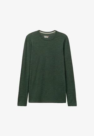 Camisa de manga larga en verde oscuro, hecha de una tela suave y texturizada. Cuenta con un escote redondo y corte recto. Sin patrones visibles ni elementos metálicos.