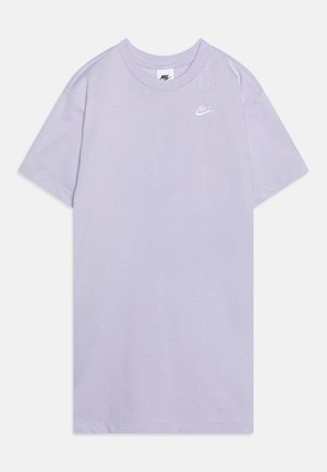 Lyse lilla Nike kortærmet rundhalset t-shirt med lille hvid Nike-logo på venstre bryst.