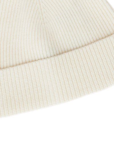 Beanie lavorato a maglia in morbido tessuto crema testurizzato con un motivo a coste e un risvolto nella parte inferiore.