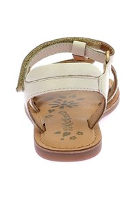 Lys beige lædersandal med flere stropper, en blød sål med blomstermønster og en brun gummisål. Justerbar ankelrem inkluderet.