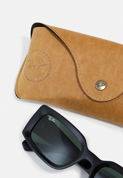 Слънчеви очила Ray-Ban с черни пластмасови рамки и тъмни лещи, поставени до тен, текстуриран кожен калъф с лого и метално закопчаване.