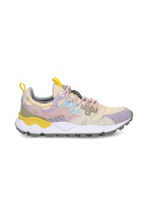 Zapatilla multicolor con acentos en beige, púrpura, rosa y amarillo, cordones rosa claro y suela texturizada gris para uso exterior.