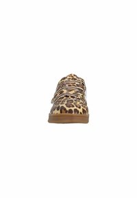 Leopardprint sneakers met stoffen bovenkant, rubberen zool en drie klittenbandstrips. Rondneus en platte hak.