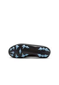 Suola di scarpa da ginnastica nera con superficie testurizzata, caratterizzata da elementi di trazione azzurri chiodati disposti in un motivo dinamico.