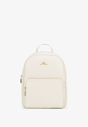 Zaino bianco in pelle con una texture liscia, forma arrotondata, dettagli in hardware dorato e una tasca frontale con zip. Logo del marchio visibile sul fronte.