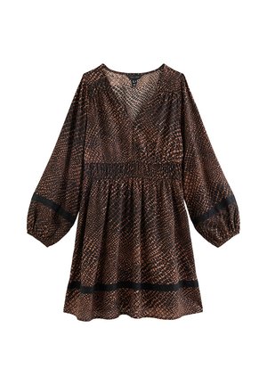 Bruine jurk met slangenprint, een V-hals, lange pofmouwen, een geplooide taille en zwarte accenten langs de zoom en mouwen.