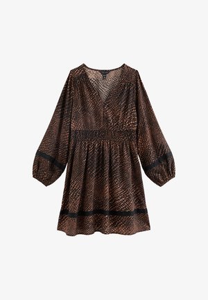 Bruine jurk met slangenprint, een V-hals, lange pofmouwen, een geplooide taille en zwarte accenten langs de zoom en mouwen.