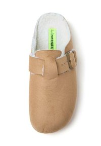 Mocassin en daim tan avec une douce doublure en fausse fourrure blanche. Il est doté d'une sangle à boucle pour un ajustement personnalisable et d'un design à bout arrondi.
