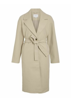 Beige trenchcoat met een brede revers, lange mouwen, een knoopsluiting aan de voorkant en een strikceintuur. Zacht materiaal met een gladde textuur.