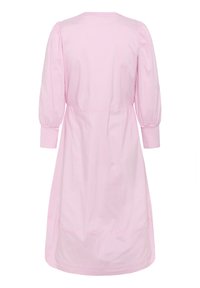 Rožinė medvilninė suknelė su pūstomis rankovėmis, apvaliu iškirpimu ir suspausta liemene, turinti šiek tiek platų sijoną ir lygią tekstūrą.