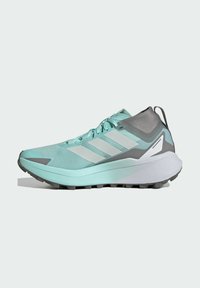 Jasnoturkusowy but sportowy z szarymi akcentami. Posiada oddychającą siateczkową cholewkę, trzy białe paski oraz grubą, teksturowaną podeszwę.