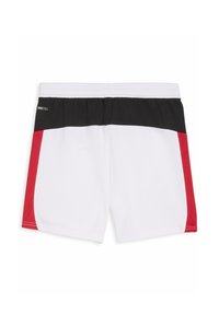 Sportliche Herren-Shorts mit einem weißen Grundkörper, schwarzem Bund und roten Seitenpanelen. Hergestellt aus leichtem Material mit glatter Textur.
