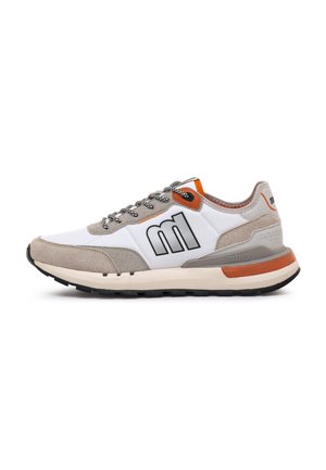 Sneaker bianca e grigia con suola bassa, lacci bianchi e neri, accenti arancioni e un audace logo "m" sul lato, mostrata di profilo.