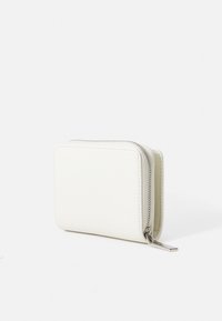 Portafoglio bianco in pelle con design quadrato, chiusura con zip, hardware della cerniera argentato e superficie liscia. Aspetto minimalista con linee pulite.