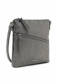 Šedá syntetická krosbody taška s texturovaným povrchem, obsahující přední zipovou kapsu a krátký ramenní popruh. Zřetelný detail loga.