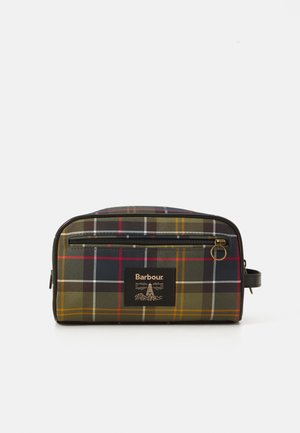 Neceser Barbour cu un model tartan verde, bleumarin, roșu și galben, buzunar frontal cu fermoar și patch cu logo care prezintă un design cu far.