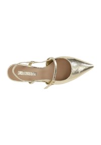 Złote metaliczne buty na obcasie typu slingback z wąskim noskiem, teksturowanym wierzchem, regulowanym paskiem w kostce i gładką beżową wkładką.