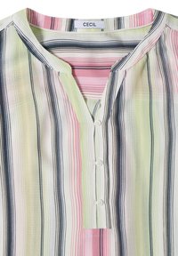 Chemise à col avec des rayures verticales en vert pastel, rose, noir et blanc, dotée d'une courte patte de boutonnage et d'une étiquette de la marque CECIL.