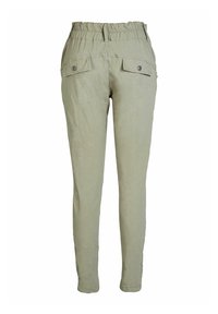 Világoszöld, gumis derekú nadrág két hátsó zsebbel, gombos részletekkel és szűkülő szárú kialakítással. Sima textúra enyhe fényes áttűnéssel.