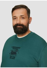 Groene katoenen sweatshirt met een ronde hals en zwarte prints. Het ontwerp bevat de tekst "LAKESHORE DISTRICT RAFTING SCOUT."